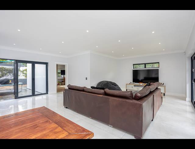 4 BEDROOM HOUSE SOLD IN CONSTANTIA